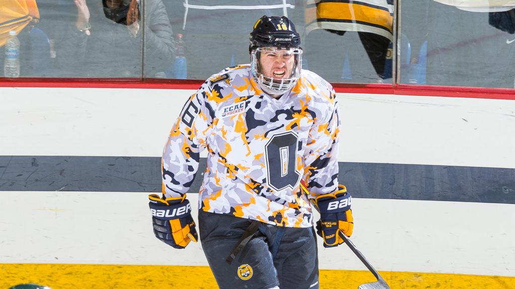 Smith’s hat trick in the third helps Quinnipiac top Dartmouth 6-3